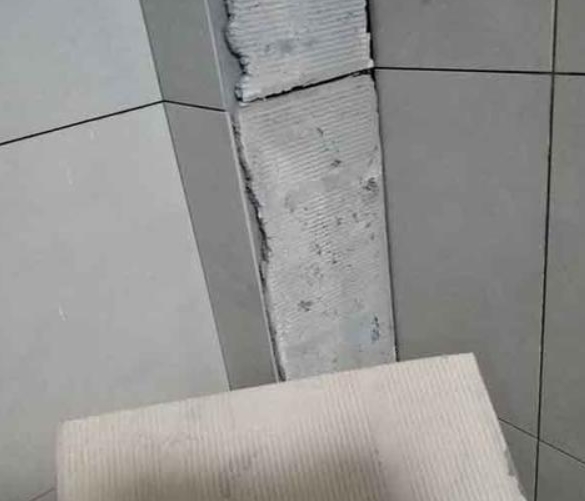 始兴瓷砖空鼓维修公司分享下厨房瓷砖脱落的补救措施。
